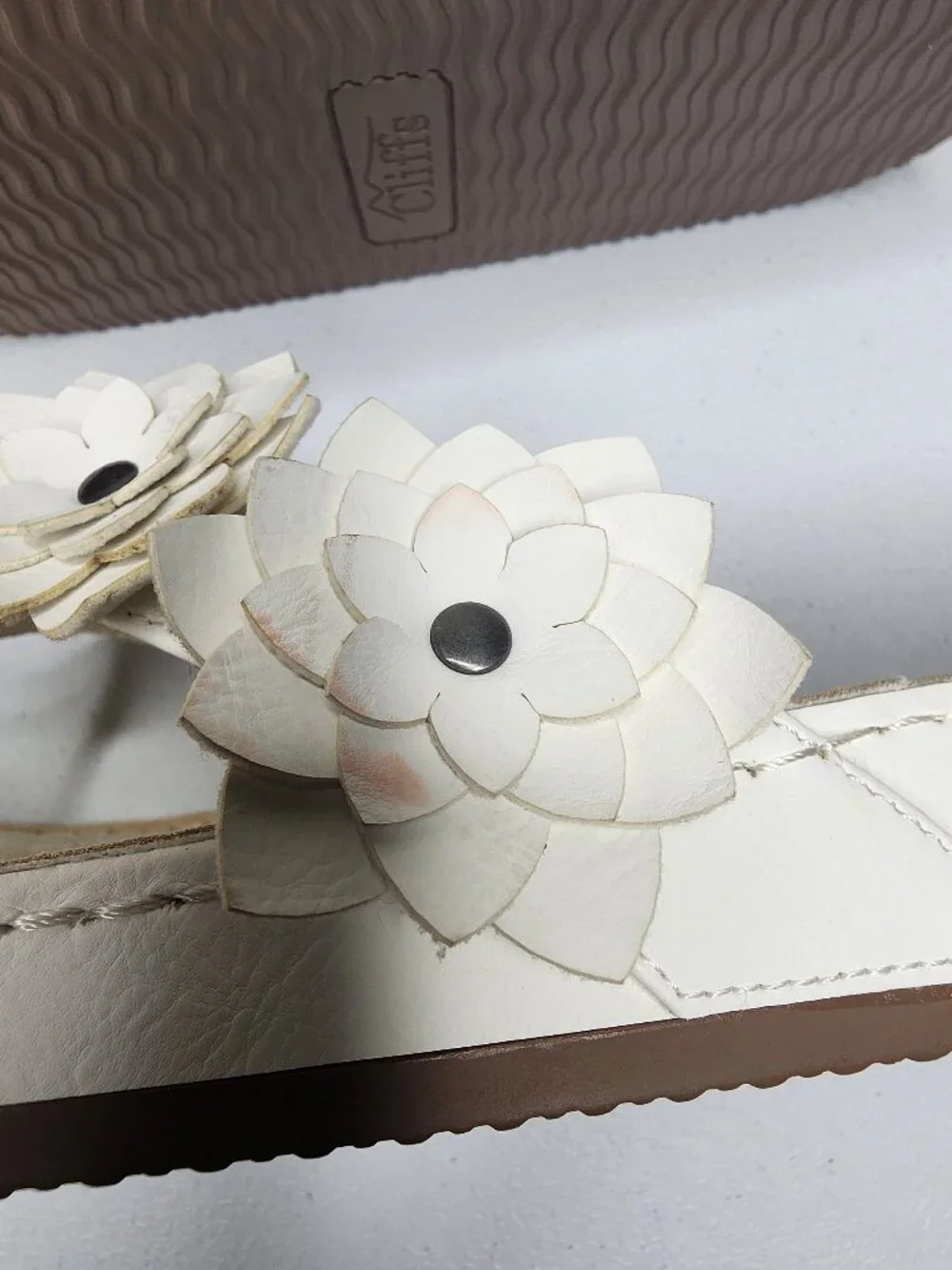 Cliffs by White Mountain Floral detail Thong Sandals Hot Spot White 8.5